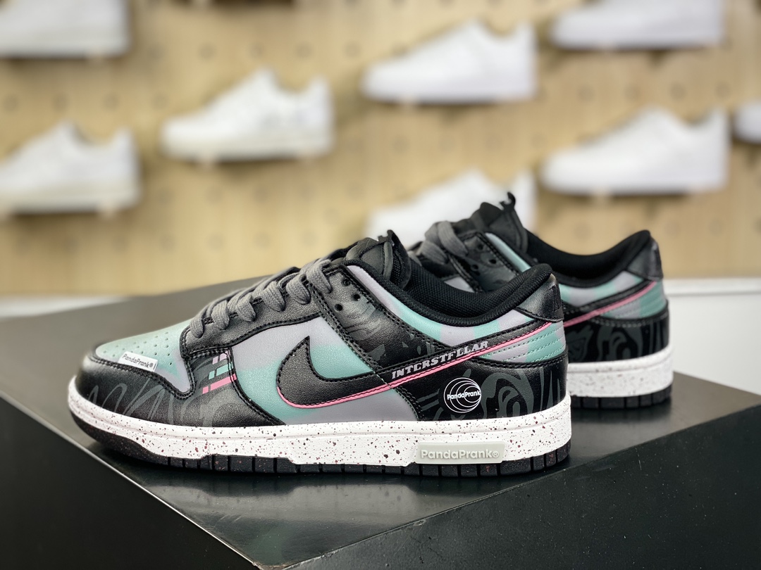 300 耐克Nike SB Dunk Low Lot”Grey/White/Blue”扣篮系列低帮板鞋“深灰黑白时空机械喷绘绑绳”DJ6188-002