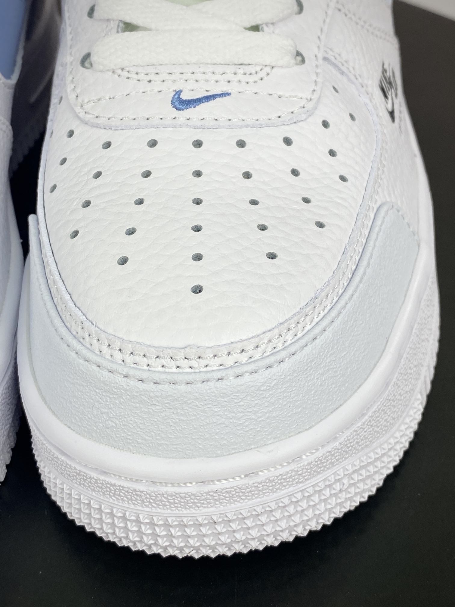 200 耐克Nike Air Force 1 ′07 Low Premium”Cut Out/White/Light Blue”空军一号板鞋“皮革白3M浅蓝镂空钩子”CV3039-118