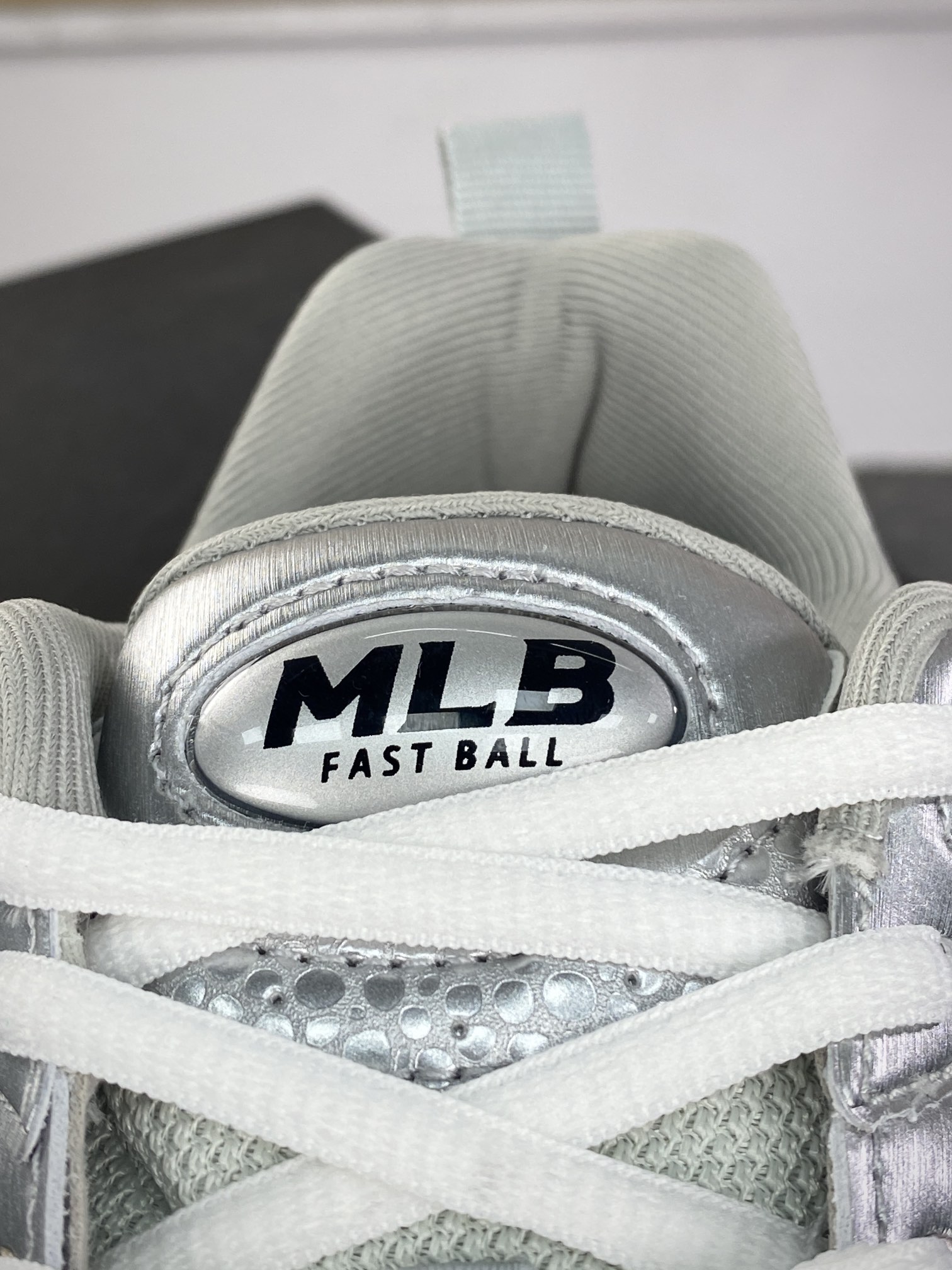 220 New York Yankees x MLB Fastball Classic Monogram 快球系列低帮慢跑鞋“金属银NY印面LOGO”3ARNFSB4N-GP001