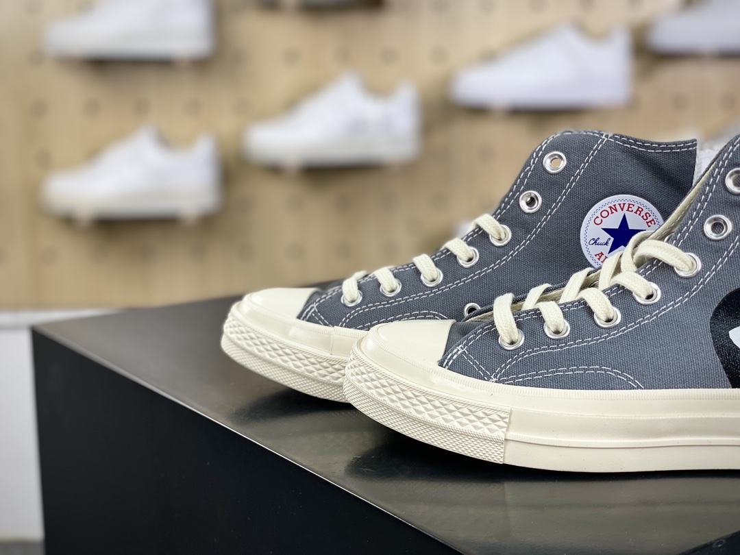 120 COMME des GARONS PLAY x Converse Chuck Taylor All Star 1970s High”CDG”复古板鞋“帆布米灰大桃心”