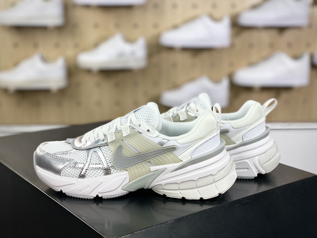 220 耐克Nike Wmns V2K Runtekk Low”Metallic Silver”复古慢跑鞋“金属银白”FD0736-104