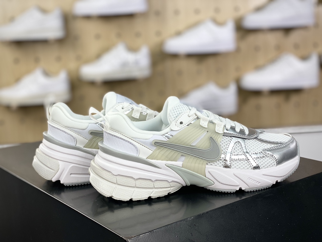 220 耐克Nike Wmns V2K Runtekk Low”Metallic Silver”复古慢跑鞋“金属银白”FD0736-104