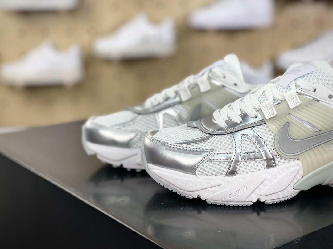 220 耐克Nike Wmns V2K Runtekk Low”Metallic Silver”复古慢跑鞋“金属银白”FD0736-104