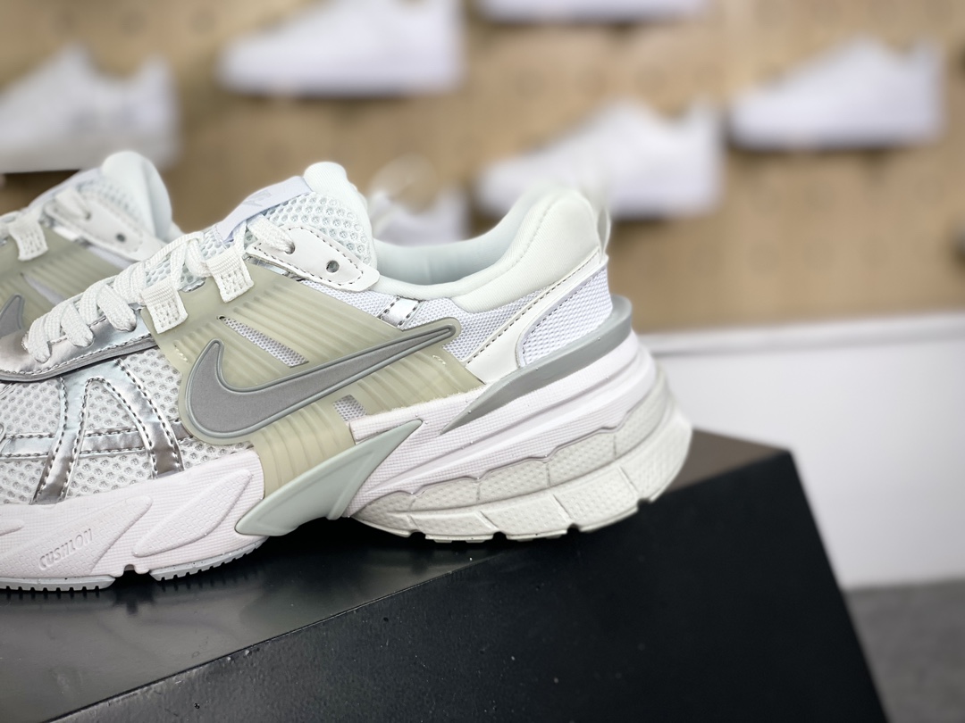 220 耐克Nike Wmns V2K Runtekk Low”Metallic Silver”复古慢跑鞋“金属银白”FD0736-104