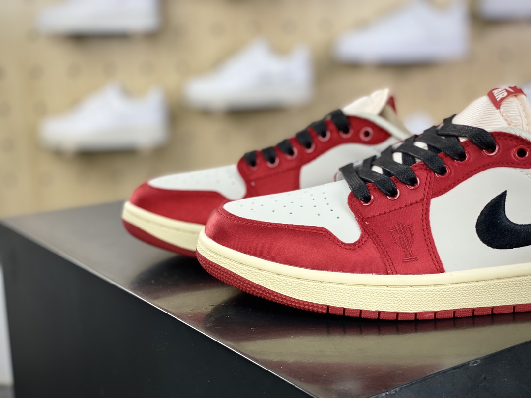 200 Trophy Room x Nike Air Jordan 1 Retro Low OG SP"Away"AJ1乔丹一代篮球鞋“联名丝绸白黑红芝加哥”FN0432-100