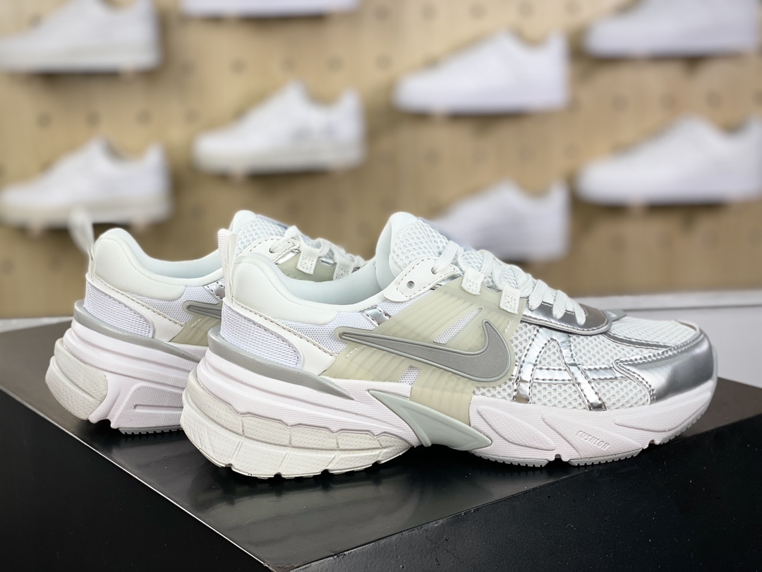 200 Nike Wmns V2K Runtekk Low”Metallic Silver”复古潮慢跑鞋“金属银白”FD0736-104