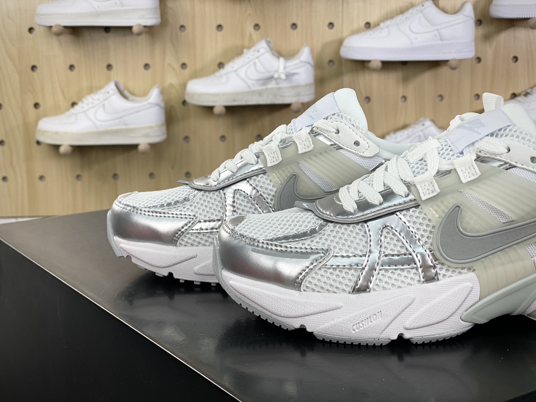 200 Nike Wmns V2K Runtekk Low”Metallic Silver”复古潮慢跑鞋“金属银白”FD0736-104