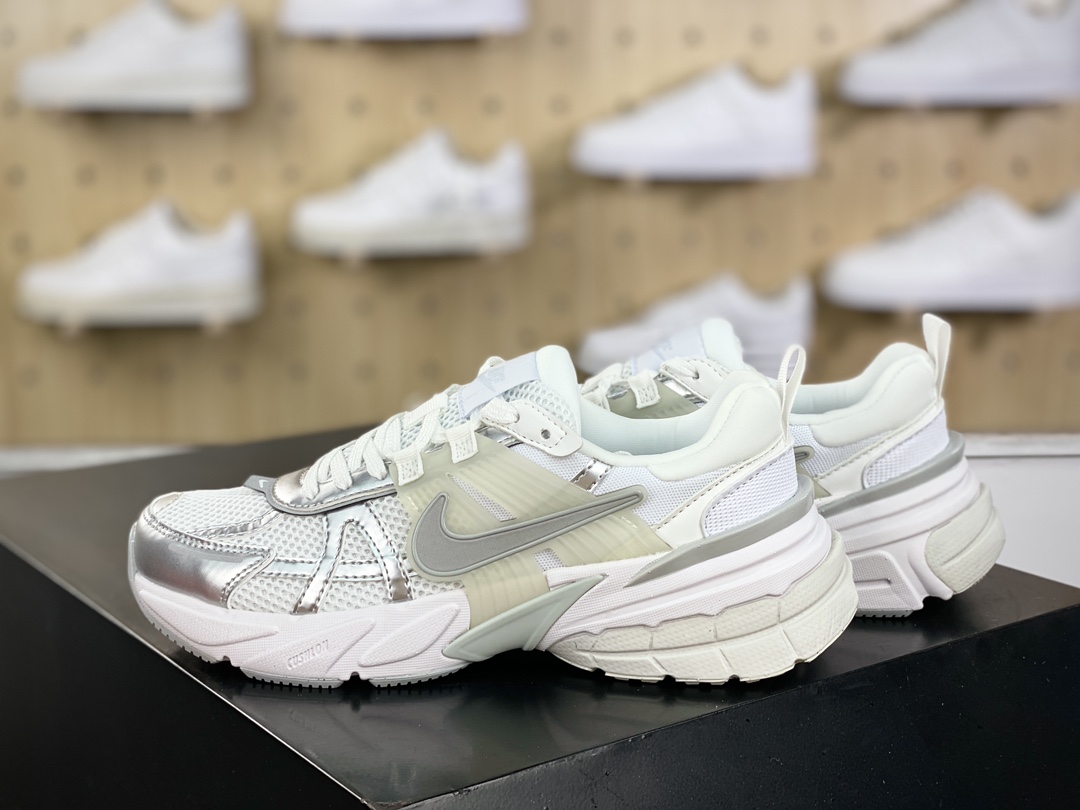 200 Nike Wmns V2K Runtekk Low”Metallic Silver”复古潮慢跑鞋“金属银白”FD0736-104