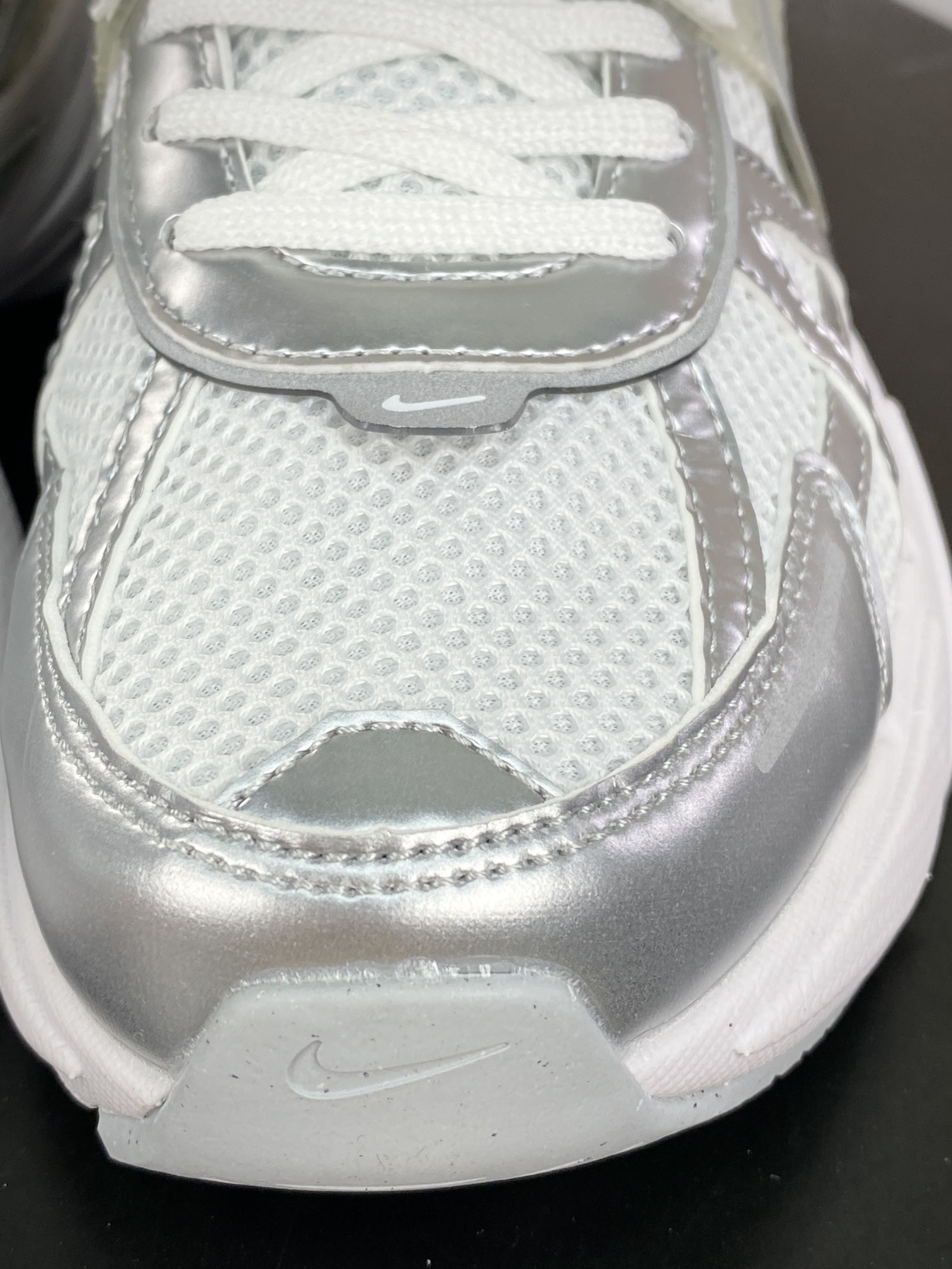 200 Nike Wmns V2K Runtekk Low”Metallic Silver”复古潮慢跑鞋“金属银白”FD0736-104