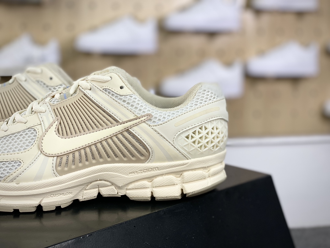 220 耐克Nike Zoom Vomero 5”Sail”佛莫罗5代系列慢跑鞋“淡卡其杏仁奶茶”FQ6868-111