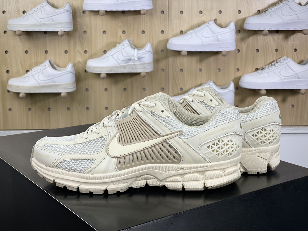 220 耐克Nike Zoom Vomero 5”Sail”佛莫罗5代系列慢跑鞋“淡卡其杏仁奶茶”FQ6868-111