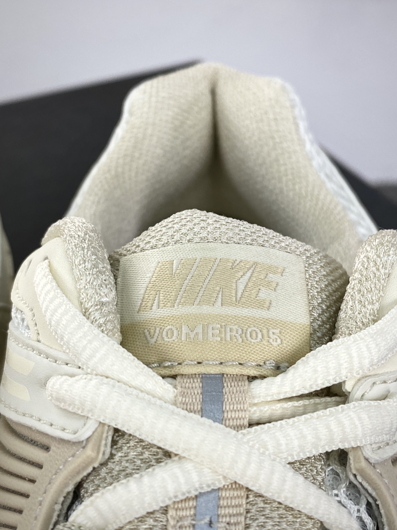 220 耐克Nike Zoom Vomero 5”Sail”佛莫罗5代系列慢跑鞋“淡卡其杏仁奶茶”FQ6868-111