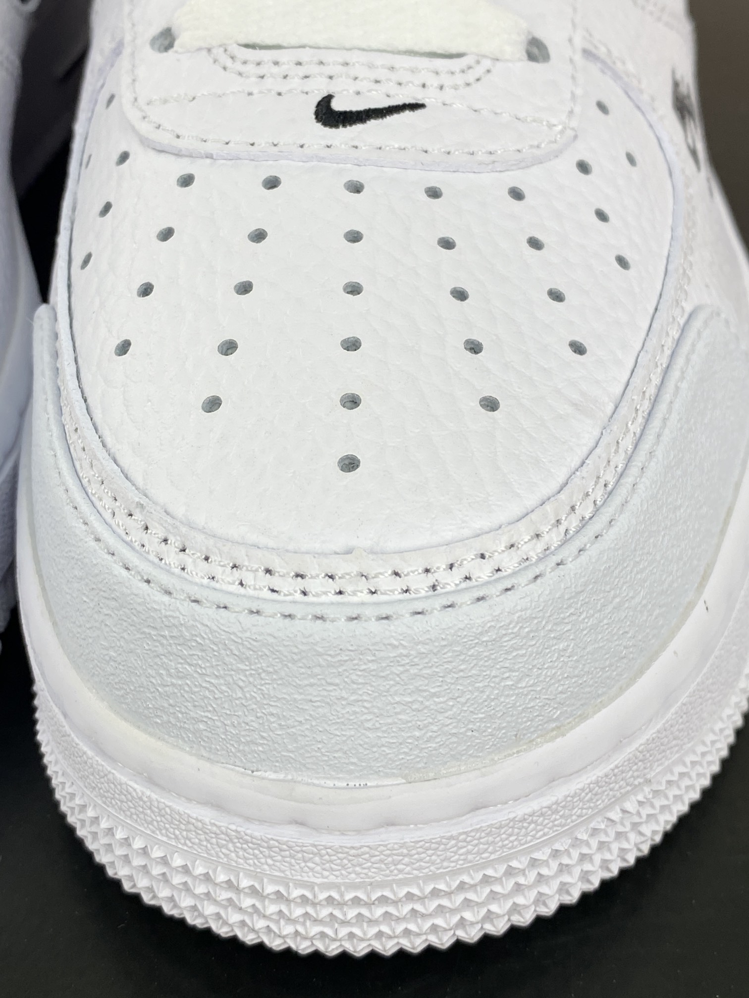 200 Nike Air Force 1 ′07 Low Premium"Cut Out/White/black"空军一号板鞋“皮革皮革白3M黑镂空钩子”CV3039-105