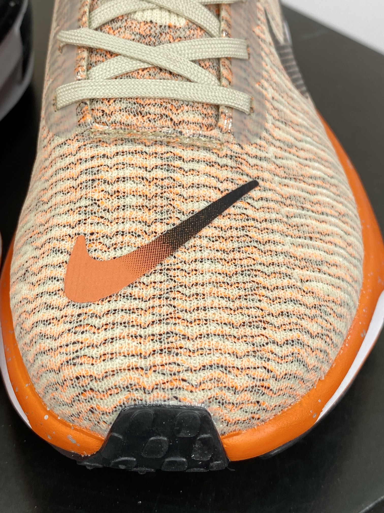 220 耐克Nike ZoomX Invincible Run Flyknit 3"Oatmeal Safety Orange"慢跑鞋“针织燕麦黄黑橙”FQ8720-140