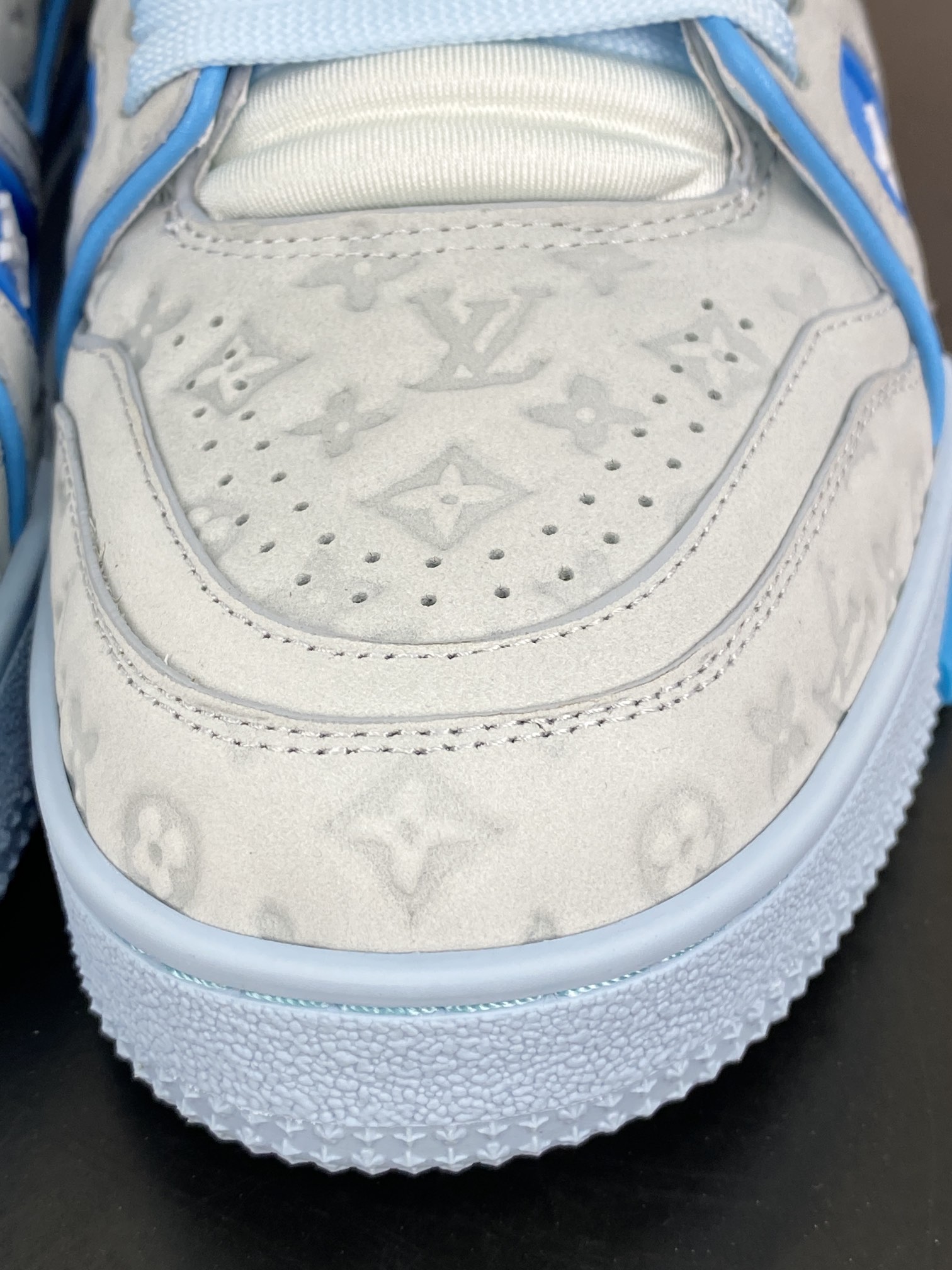 500 LV路易威登Louis Vuitton Trainer Sneaker Low 运动系列低帮板鞋“压纹皮革浅海蓝白溶解LOGO”1ACRYF