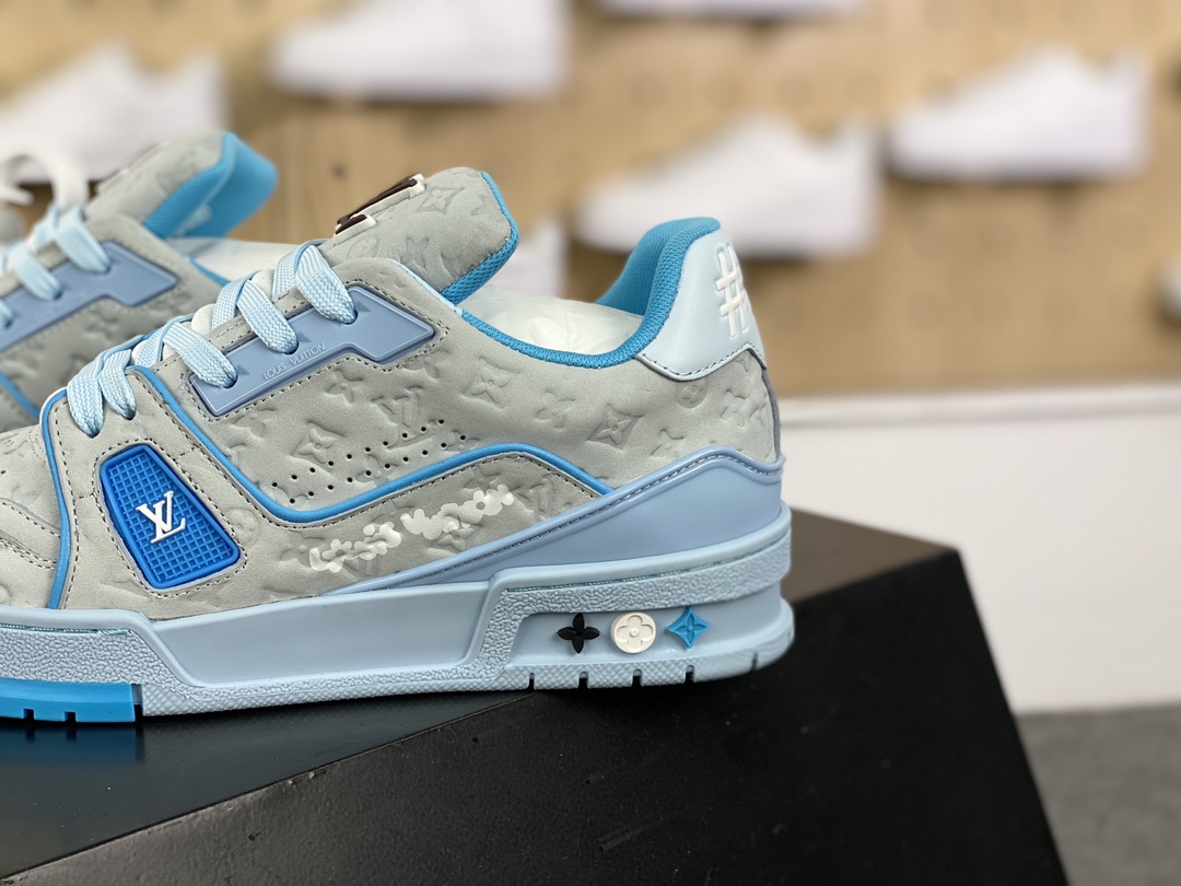 500 LV路易威登Louis Vuitton Trainer Sneaker Low 运动系列低帮板鞋“压纹皮革浅海蓝白溶解LOGO”1ACRYF