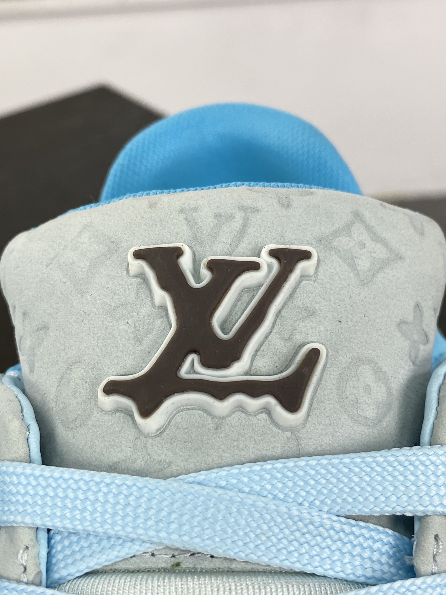 500 LV路易威登Louis Vuitton Trainer Sneaker Low 运动系列低帮板鞋“压纹皮革浅海蓝白溶解LOGO”1ACRYF