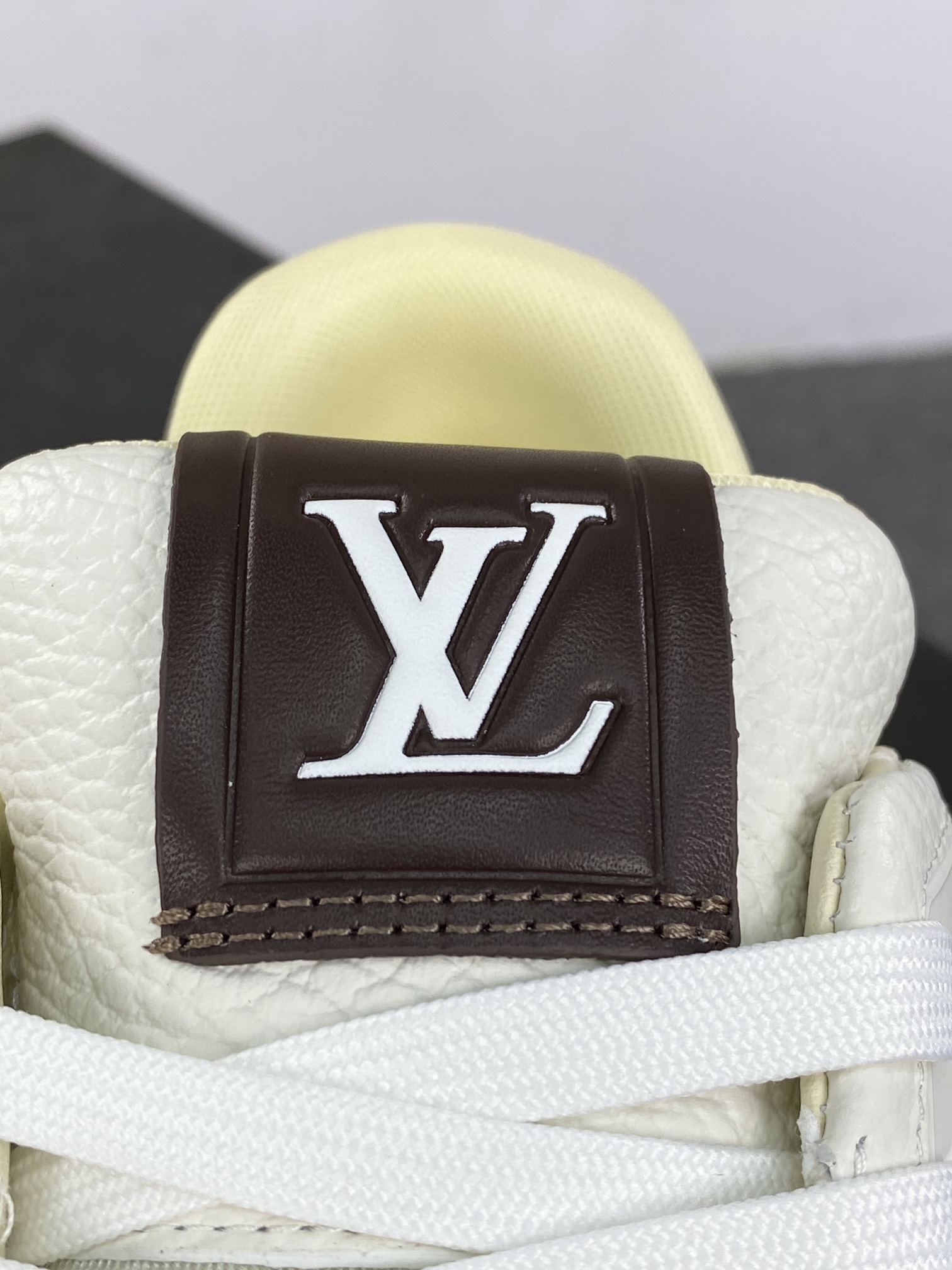 500 Louis Vuitton Trainer Sneaker Low 运动系列低帮板鞋“皮革米白暗棕棋盘格子”1ACV5R