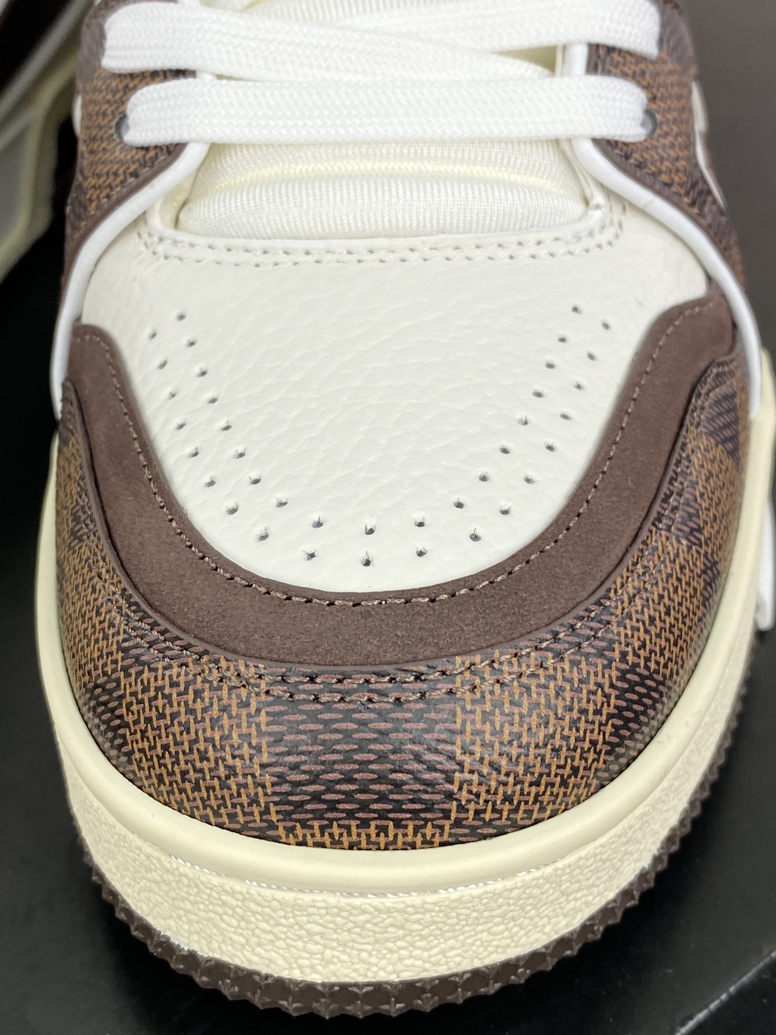 500 Louis Vuitton Trainer Sneaker Low 运动系列低帮板鞋“皮革米白暗棕棋盘格子”1ACV5R