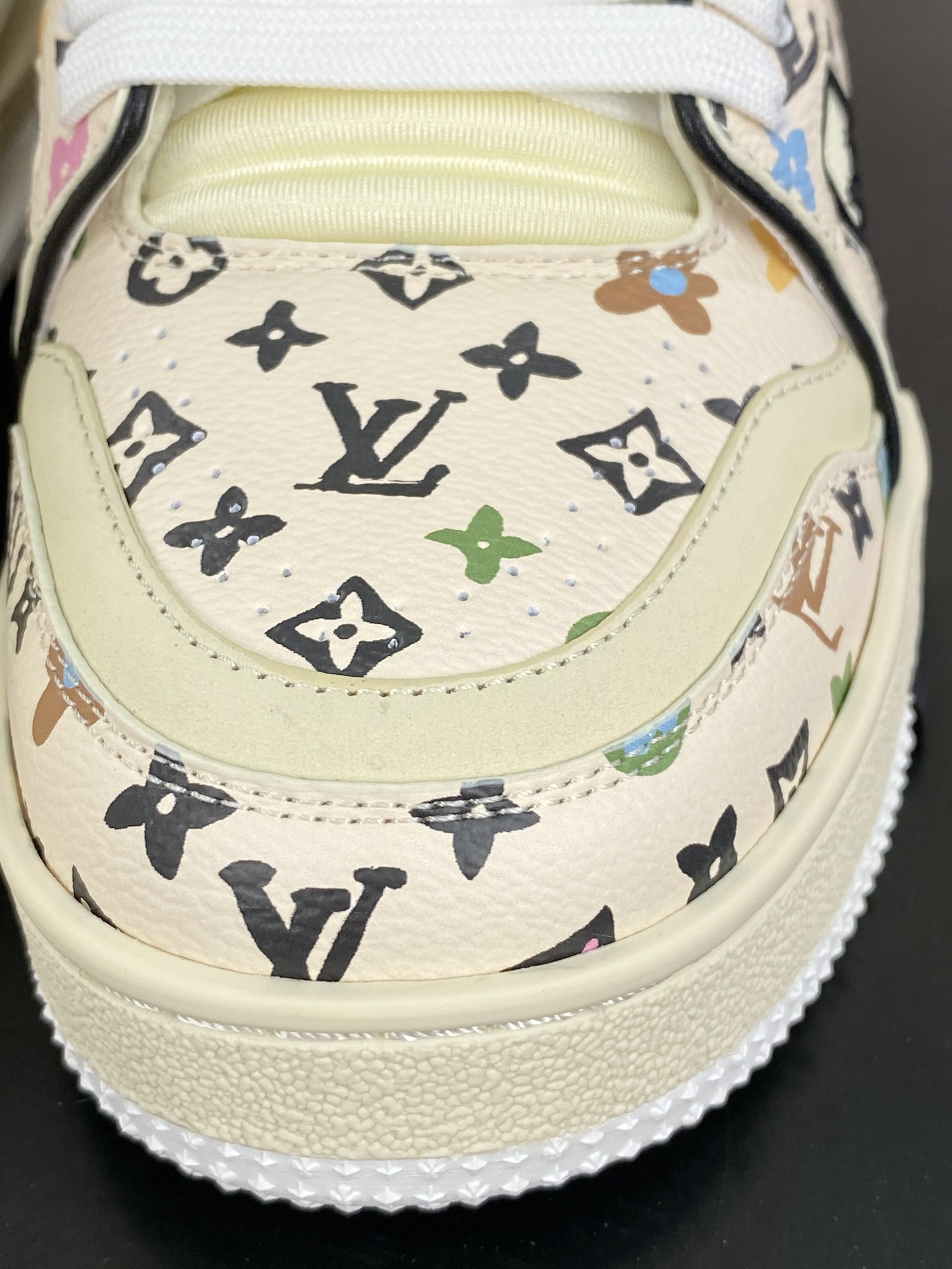 500 Louis Vuitton Trainer Sneaker Low 运动系列低帮复古板鞋“皮革奶米黄彩色LV老花涂鸦”1ACXBF