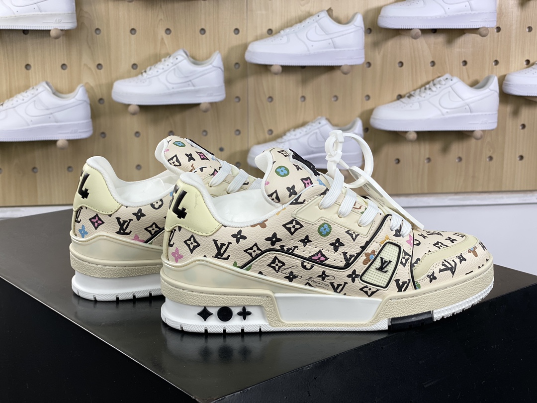 500 Louis Vuitton Trainer Sneaker Low 运动系列低帮复古板鞋“皮革奶米黄彩色LV老花涂鸦”1ACXBF