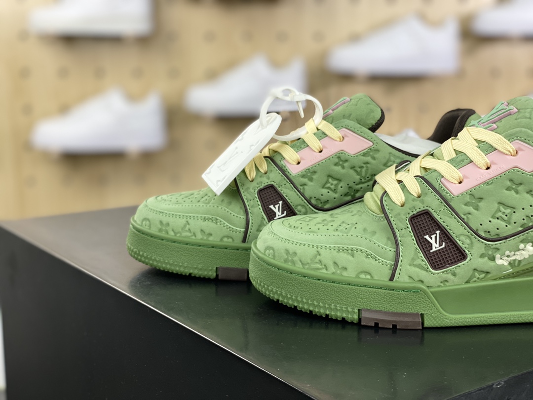 500 Louis Vuitton Trainer Sneaker Low 运动系列低帮板鞋“压纹皮革浅树叶绿溶解LOGO”1ACR6E