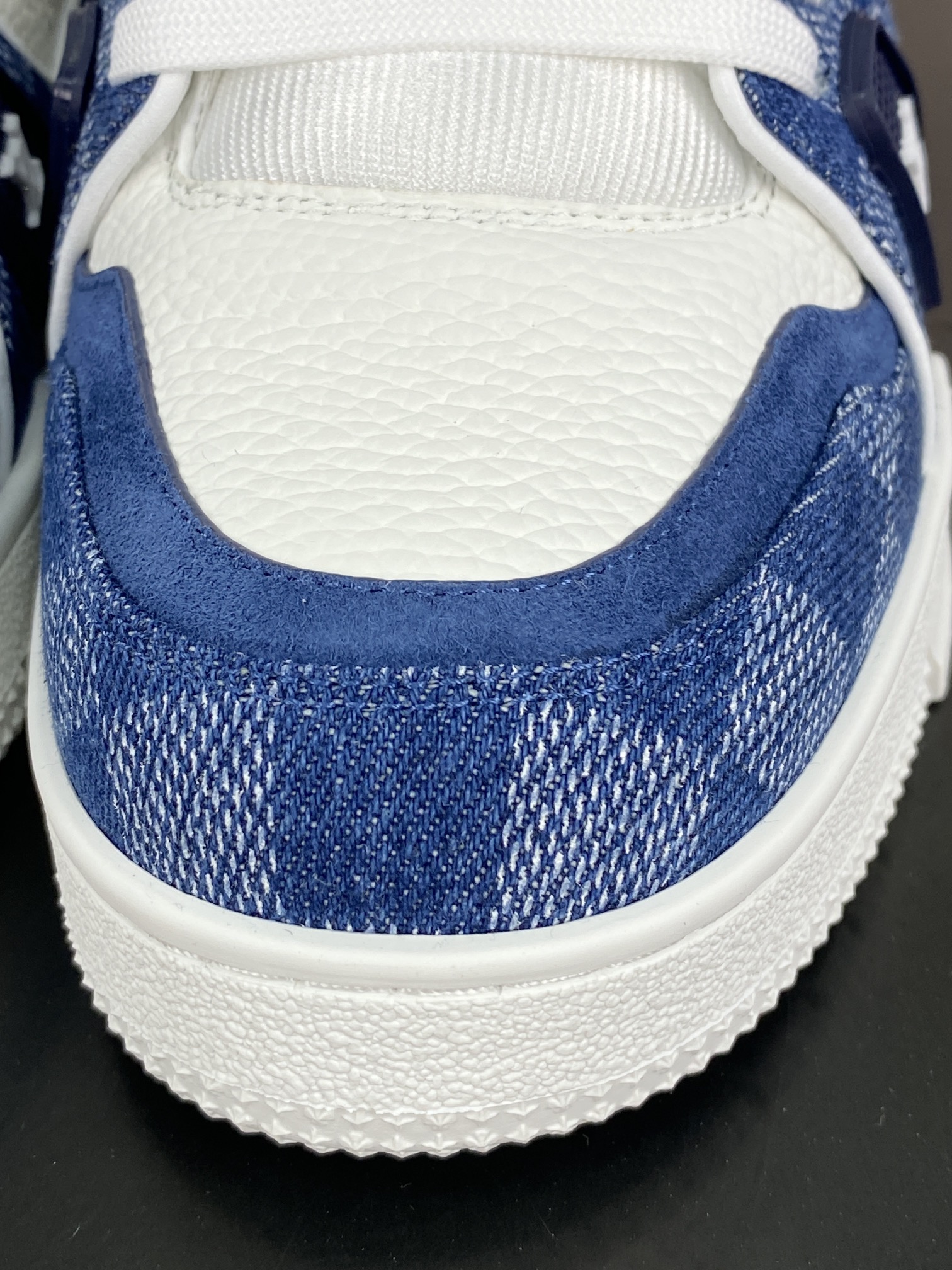 500 Louis Vuitton Trainer Sneaker Low 运动系列低帮复古板鞋“米白牛仔蓝棋盘格子”1ACPRX