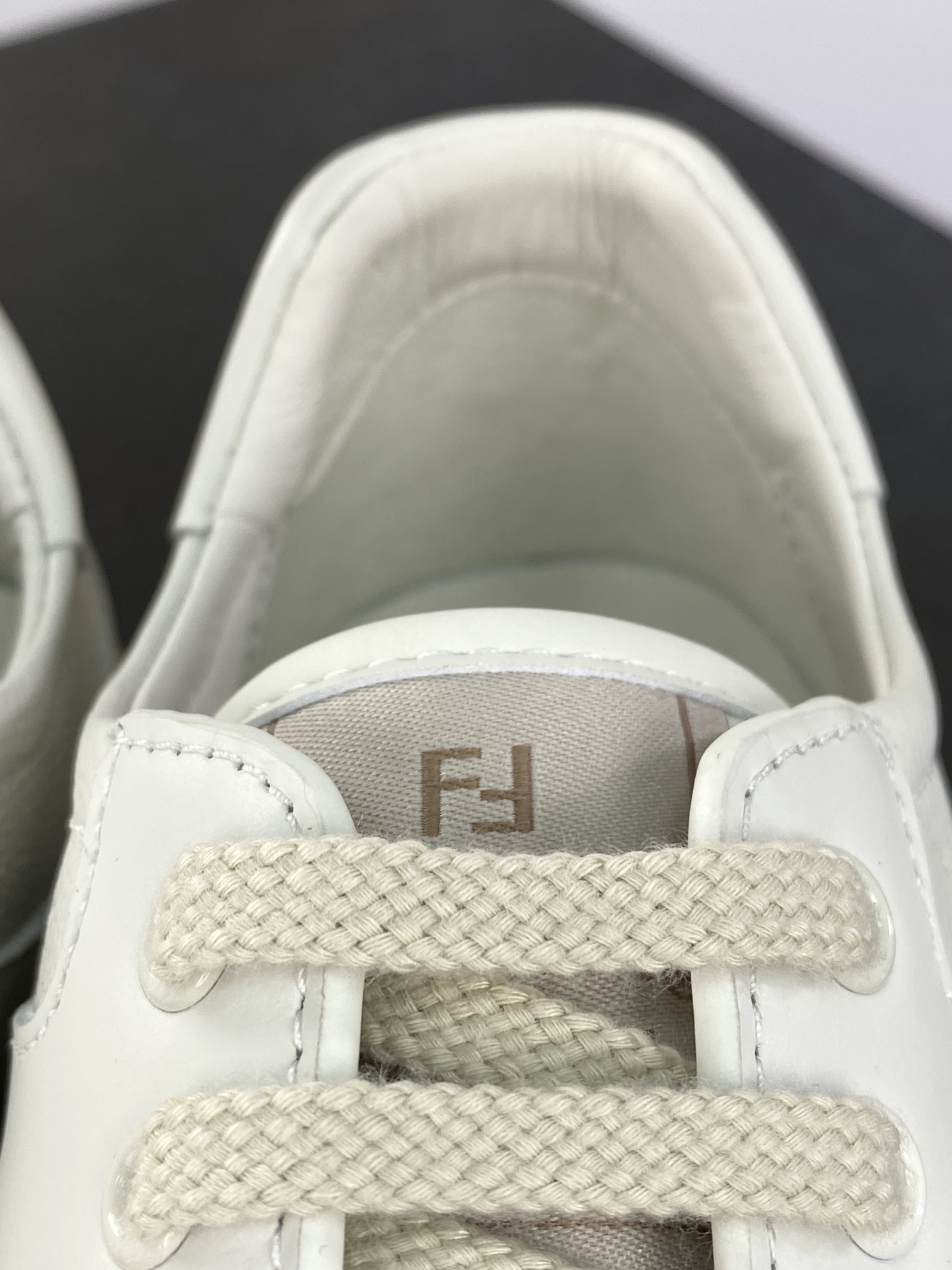 420 芬迪Fendi Flair Leather Sneaker Low 弗莱尔系列低帮板鞋“皮革米白金生胶”8E8503ARI4F1OH9