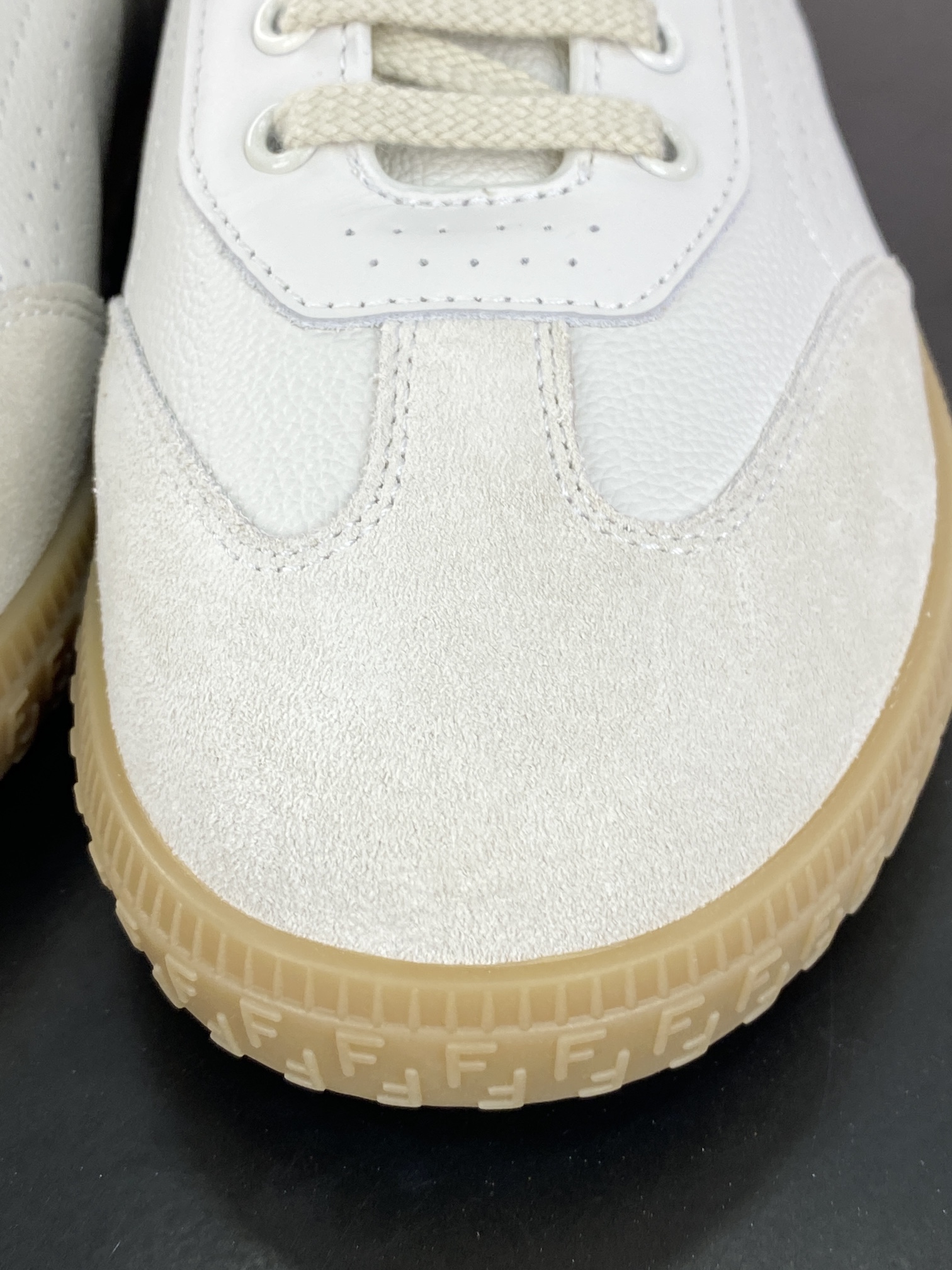 420 芬迪Fendi Flair Leather Sneaker Low 弗莱尔系列低帮板鞋“皮革米白金生胶”8E8503ARI4F1OH9