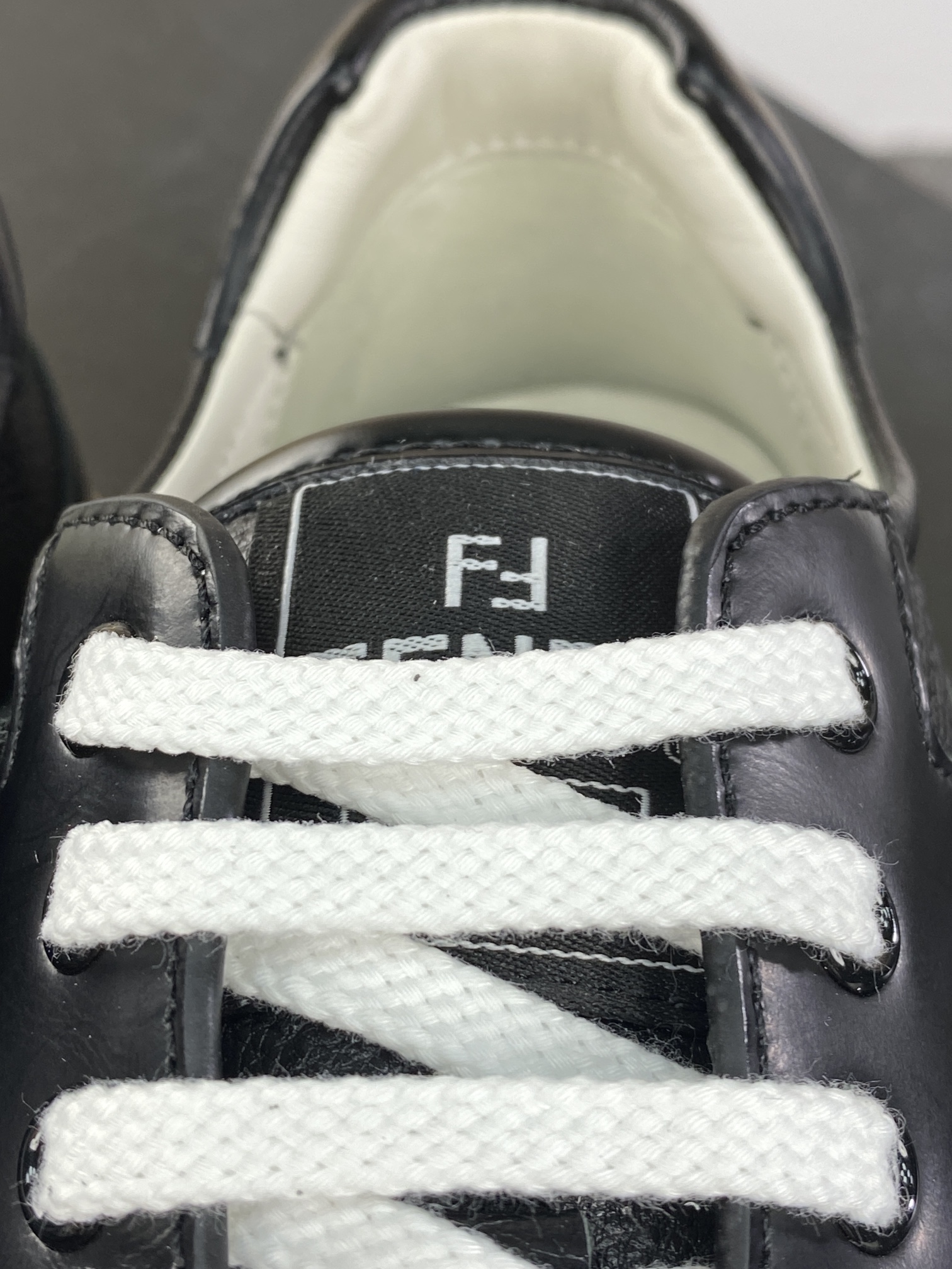 420 芬迪Fendi Flair Leather Sneaker Low 弗莱尔系列低帮复古板鞋“皮革黑金生胶”8E8503ARI4F1OH9