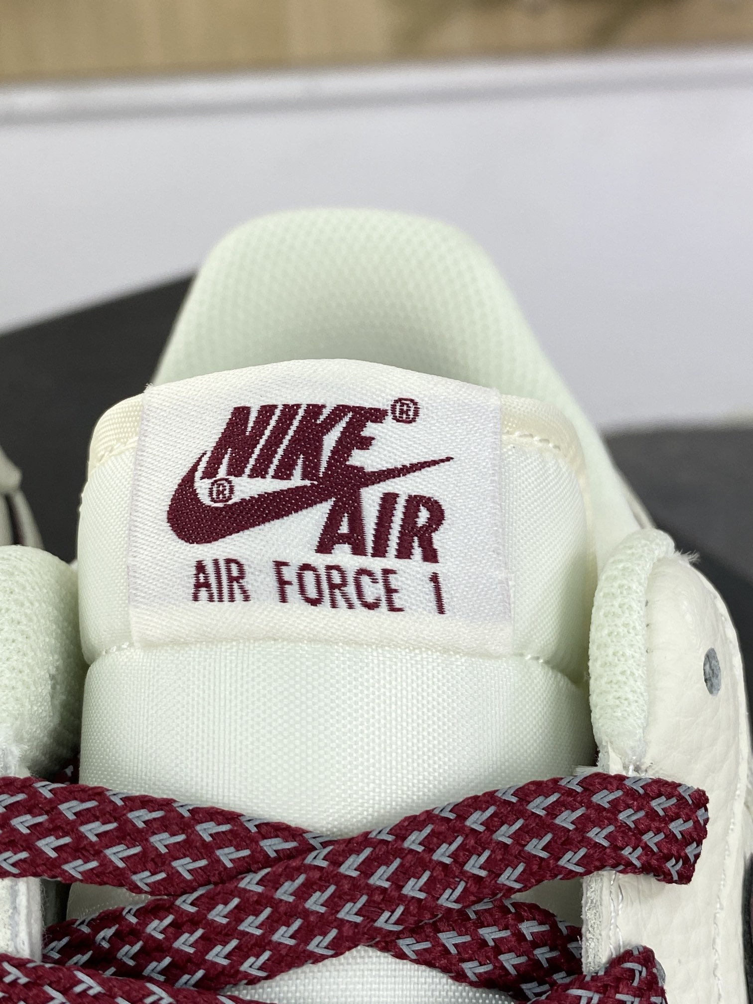 240 耐克Nike Air Force 1'07 Low"Beige/Vine Red/Mini Swoosh"空军一号板鞋“米白酒红叠钩小钩满天星”MJ0319-025