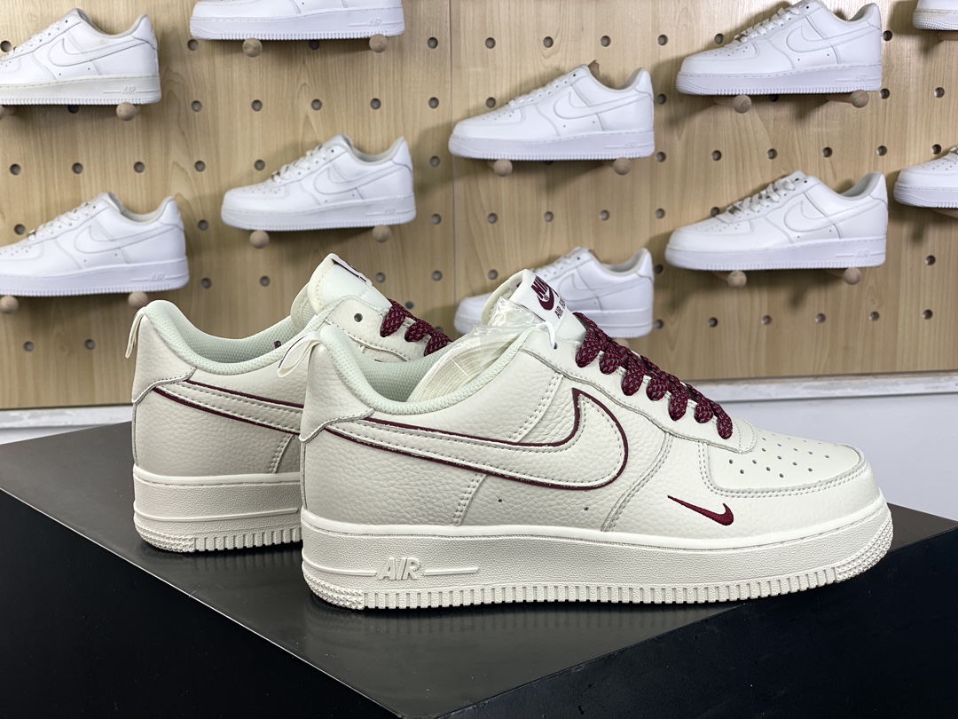 240 耐克Nike Air Force 1'07 Low"Beige/Vine Red/Mini Swoosh"空军一号板鞋“米白酒红叠钩小钩满天星”MJ0319-025