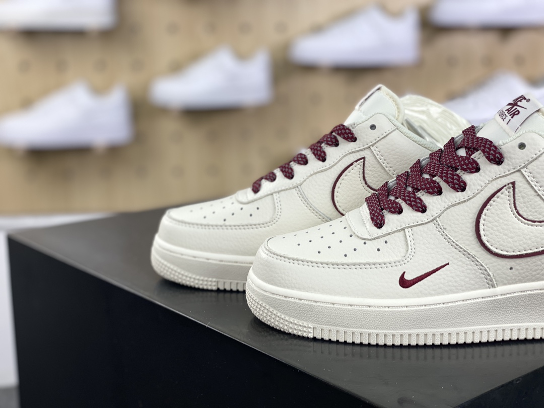 240 耐克Nike Air Force 1'07 Low"Beige/Vine Red/Mini Swoosh"空军一号板鞋“米白酒红叠钩小钩满天星”MJ0319-025