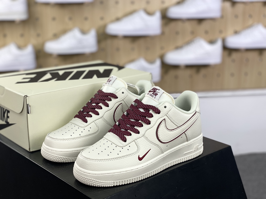 240 耐克Nike Air Force 1’07 Low”Beige/Vine Red/Mini Swoosh”空军一号板鞋“米白酒红叠钩小钩满天星”MJ0319-025