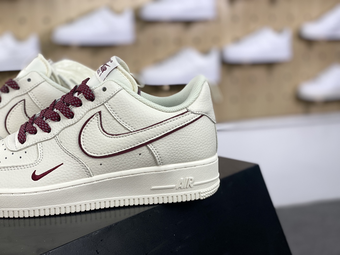 240 耐克Nike Air Force 1'07 Low"Beige/Vine Red/Mini Swoosh"空军一号板鞋“米白酒红叠钩小钩满天星”MJ0319-025