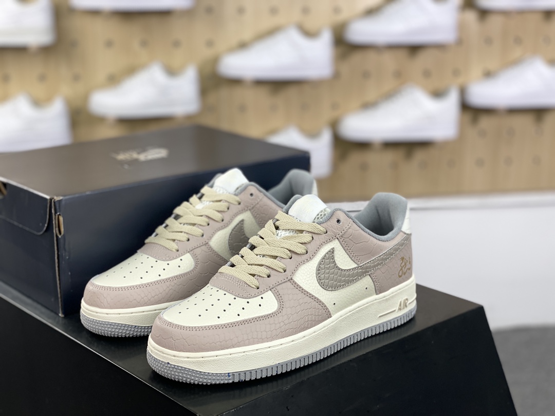 200 耐克Nike Air Force 1’07 Low Retro”Year of the Dragon”空军一号板鞋“皮革米白脏粉龙年祥云”DX2678-100