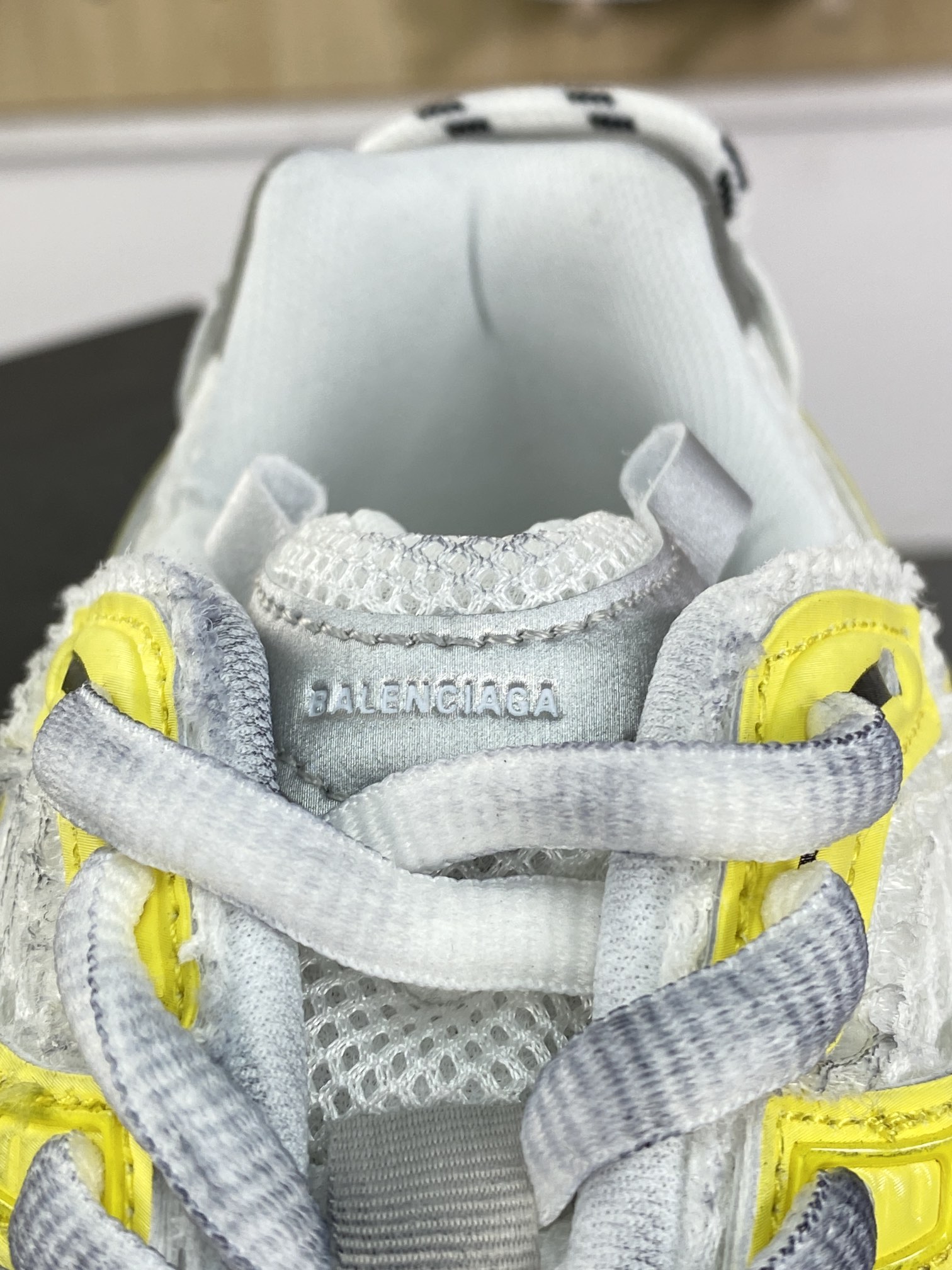 500 巴黎世家BALENCIAGA Runner Sneaker 3.0慢跑鞋“解构破坏白黑浅黄3.0”779064 W3RXP 9710