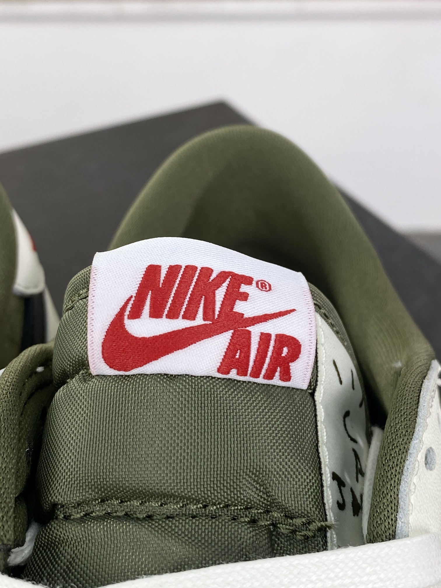 400 Travis Scott x Nike Air Jordan 1 Low OG"Medium Olive"AJ1乔丹一代篮球鞋“TS联名反转橄榄绿白黑倒钩10.0”DM7866-200