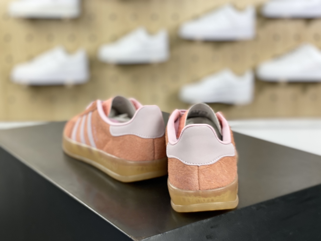 140 阿迪达斯Adidas Gazelle Indoor Trainers 羚羊内训系列低帮板鞋“翻毛肉橘粉浅灰生胶底”IE2946