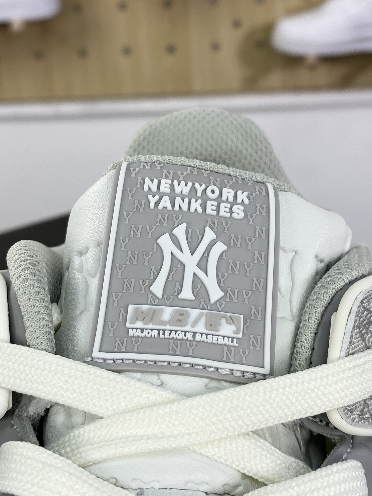 220 New York Yankees x MLB Chunky Liner Basic Mid 学长鞋系列板鞋“魔术贴牛仔浅灰白NY压纹”3ASXCMM4N-50GRS