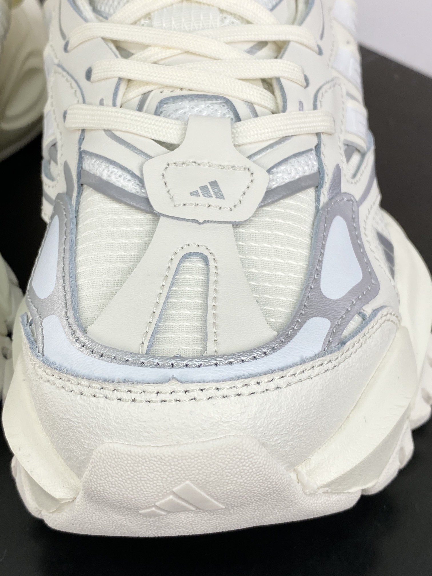 240 Adidas XLG Runner Deluxe 跑步者豪华版系列低帮慢跑鞋“奶白银”IH7795