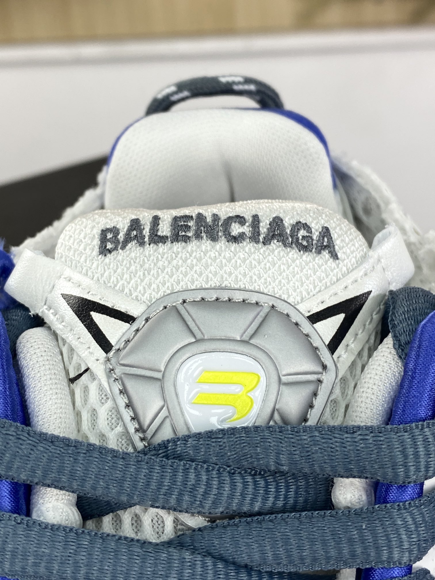 500 巴黎世家BALENCIAGA Runner Sneaker”White/Water Blue”慢跑慢跑鞋“解构破坏白水兰紫涂鸦LOGO”772767 W3RNY0328