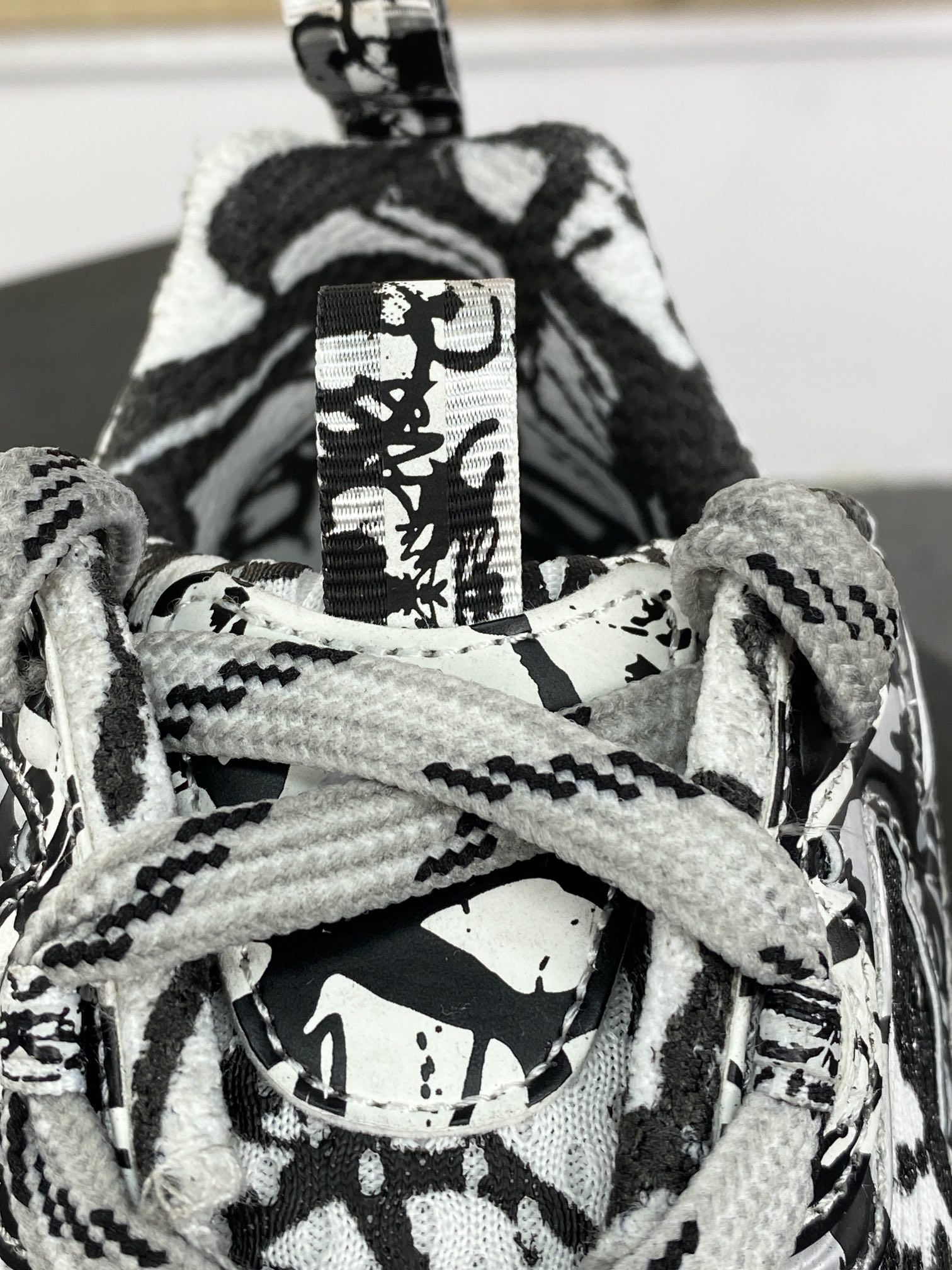 420 巴黎世家BALENCIAGA 3XL Sneakers 3+系列低帮慢跑鞋“网织白银黑涂鸦泼墨”734731 W2RG3 9010