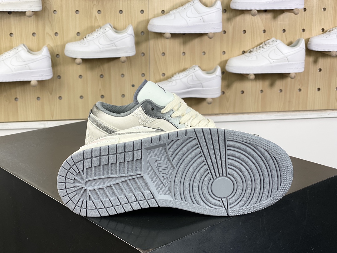 Nike Air Jordan 1 Low ”Modern Mirror” AJ1 Jordan first generation low-top basketball shoes ”beige silver black perseverance flower rope” 553560-053