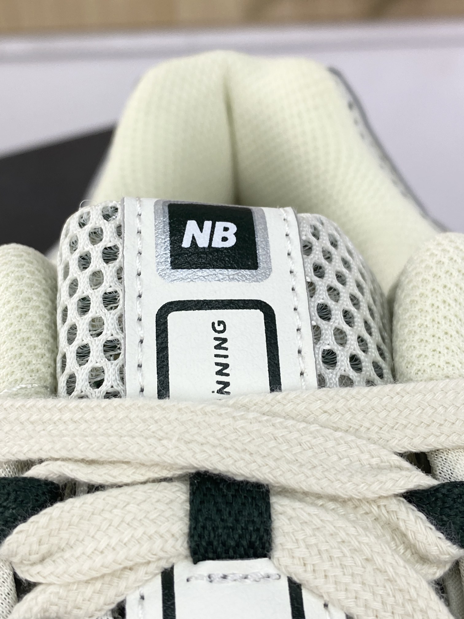 180 NB新百伦New Balance M1906R系列复古慢跑鞋“网布米白深绿灰”M1906RQ