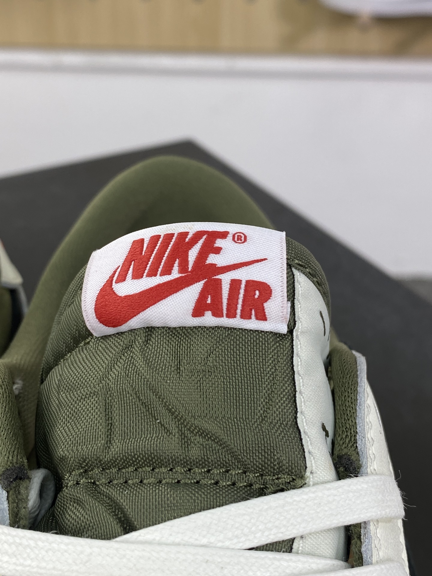 400 Travis Scott x Nike Air Jordan 1 Low OG"Medium Olive"AJ1乔丹一代篮球鞋“TS联名反转橄榄绿白黑倒钩10.0”DM7866-200