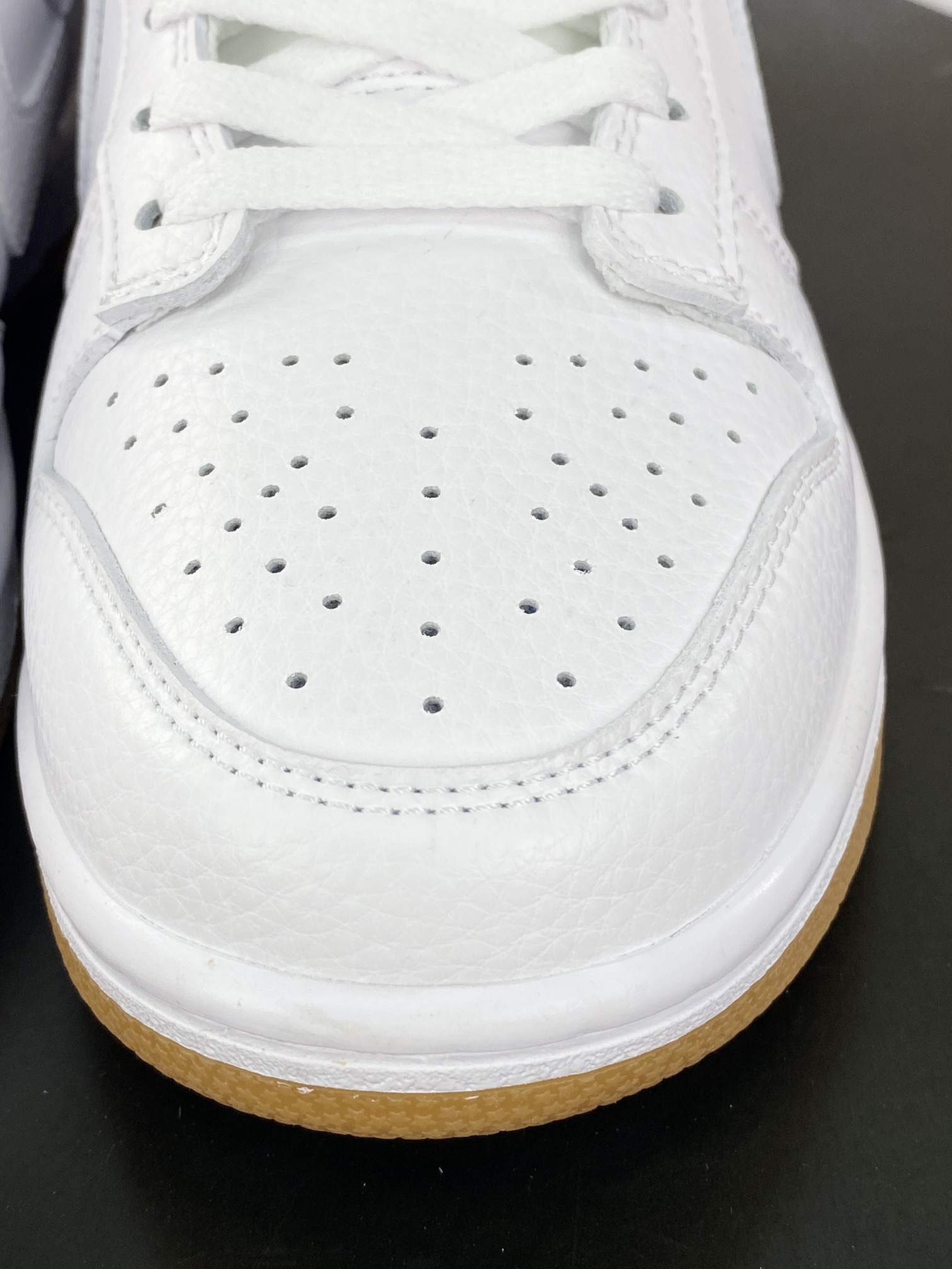 200 耐克Nike SB Dunk Low"White/Gum"扣篮系列低帮休闲板鞋“皮革白生胶底”311369-100