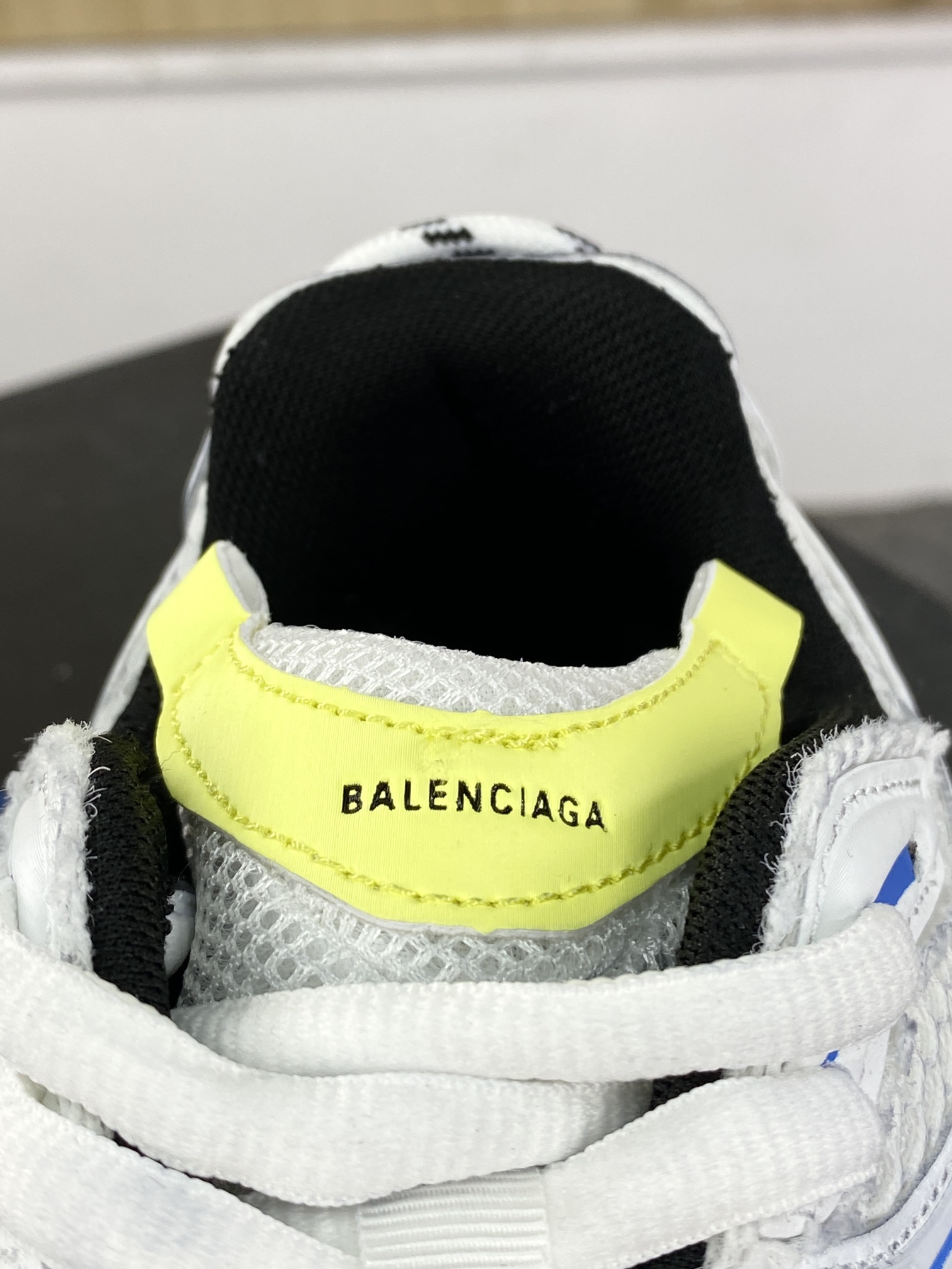 500 巴黎世家BALENCIAGA Runner Sneaker 3.0慢跑系列低帮慢跑鞋“解构破坏黄蓝3.0”779064 W3RXP 9074