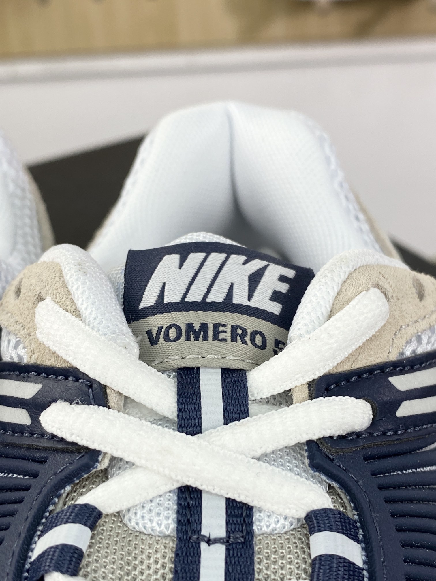 220 耐克Nike Zoom Vomero 5"Since 72"佛莫罗5代系列慢跑鞋“奶油白海军蓝做旧”HF4259-100