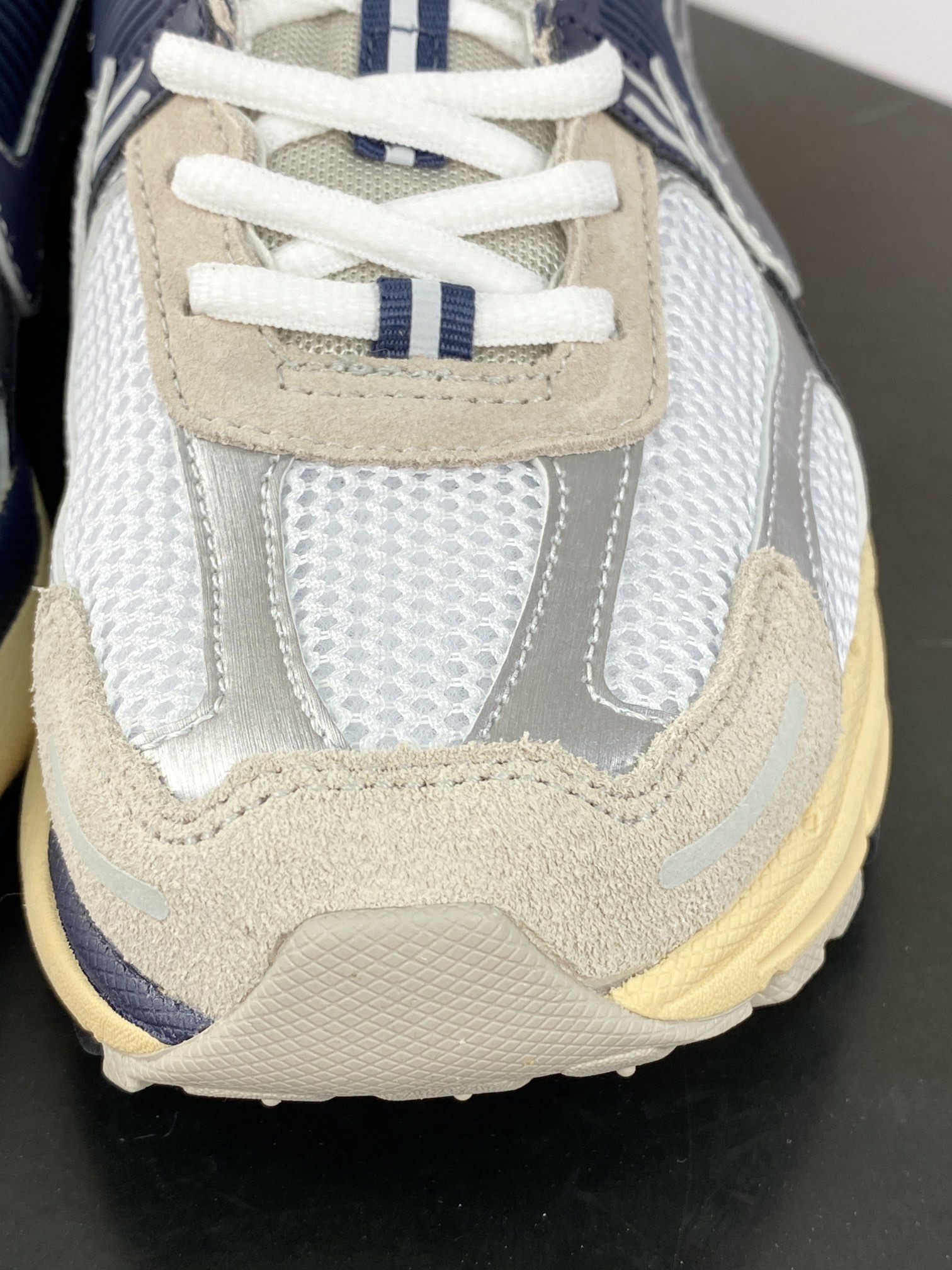 220 耐克Nike Zoom Vomero 5"Since 72"佛莫罗5代系列慢跑鞋“奶油白海军蓝做旧”HF4259-100